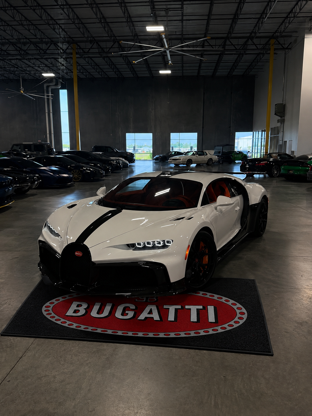 Premium Bugatti Garagenteppich – 5x7 ft (60x87")