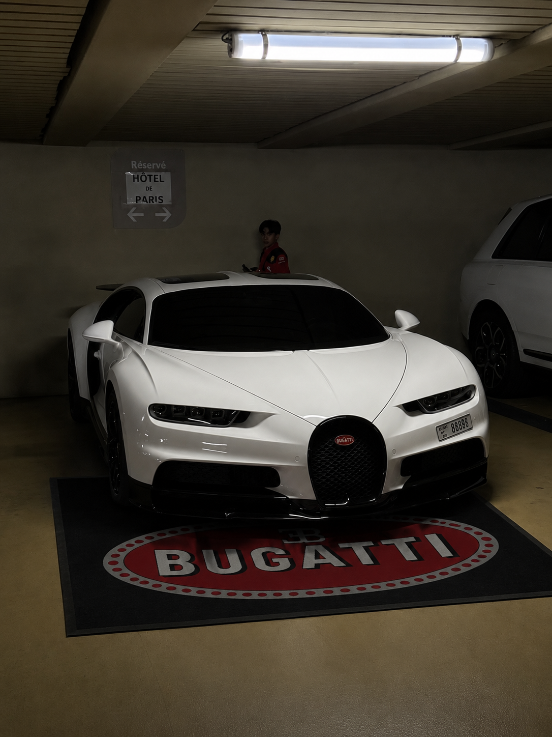 Premium Bugatti Garagenteppich – 5x7 ft (60x87")