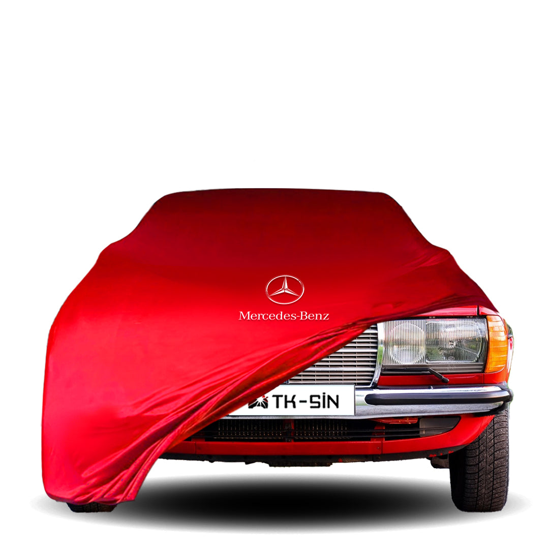 Mercedes-Benz W114/W115 mit maßgeschneiderter Indoor-Autoabdeckung in einer Garage in Deutschland