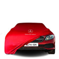 Mercedes-Benz E-Klasse Coupé/Cabrio mit maßgeschneiderter Indoor-Autoabdeckung in einer Garage in Deutschland