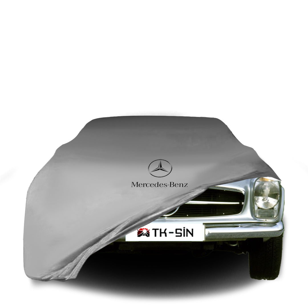 Mercedes-Benz SL (W113 Pagode) mit maßgeschneiderter Indoor-Autoabdeckung in einer Garage in Deutschland