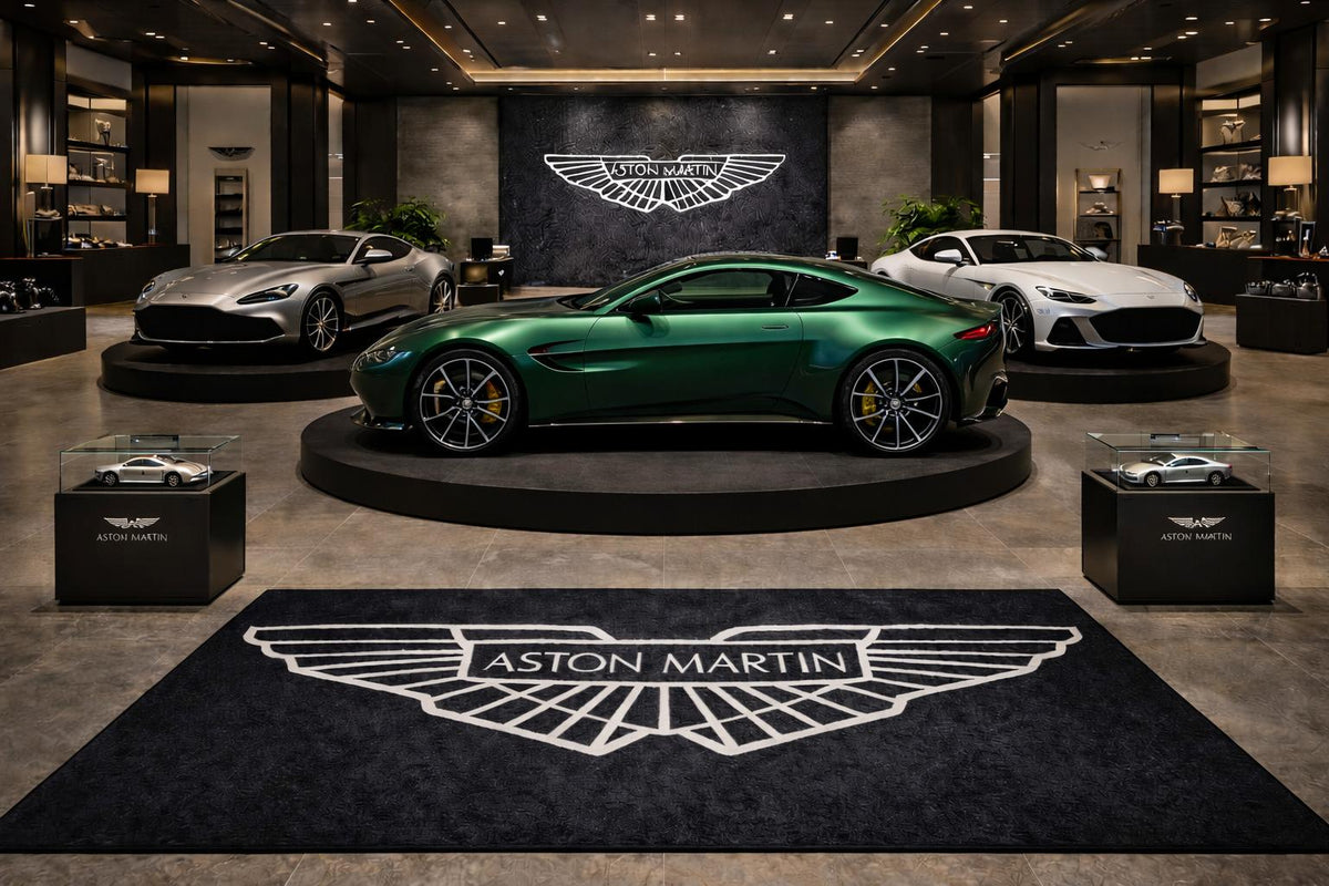 Premium Aston Martin Garagenteppich – 152 x 221 cm (5x7 ft)