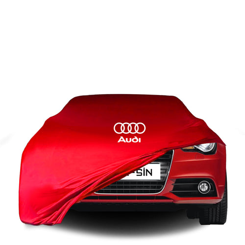 Audi A1 Fließheck mit maßgeschneiderter Indoor-Autoabdeckung in einer Garage in Deutschland