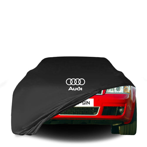 Audi A8 D2 mit maßgeschneiderter Indoor-Autoabdeckung in einer Garage in Deutschland
