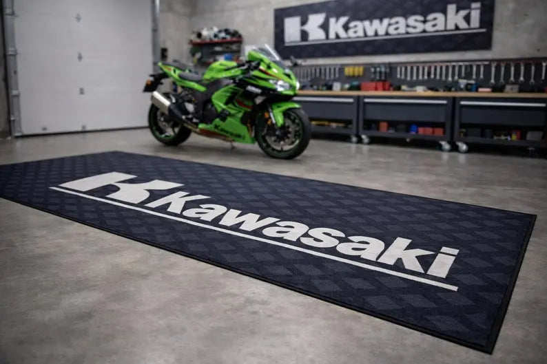 Kawasaki Premium Garagen-Bodenmatte - 2.5x7 ft (30x87") Luxuriöser rutschfester Motorradteppich & Wanddekoration