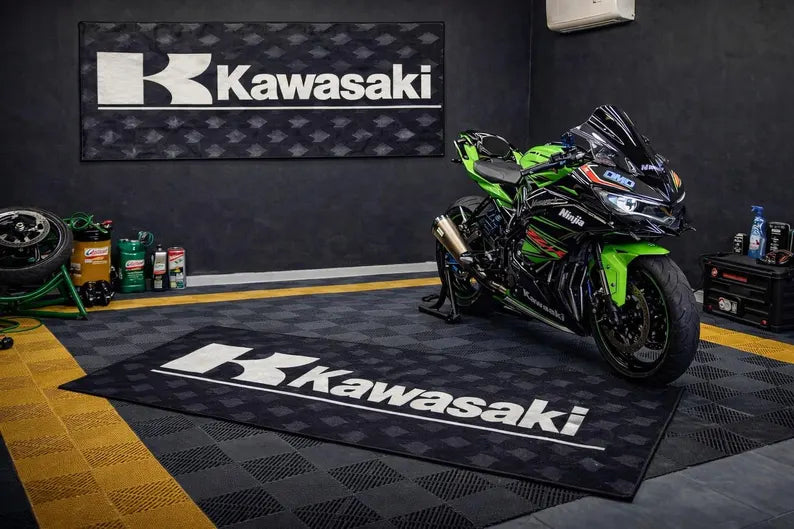 Kawasaki Premium Garagen-Bodenmatte - 2.5x7 ft (30x87") Luxuriöser rutschfester Motorradteppich & Wanddekoration