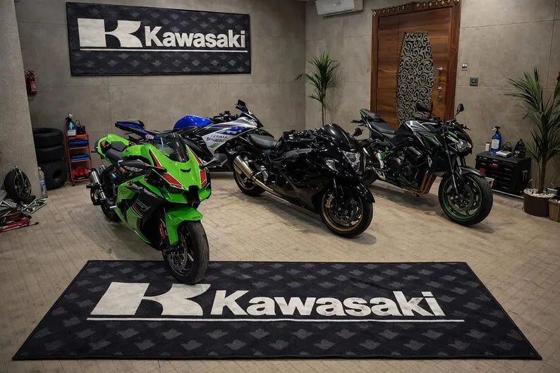 Kawasaki Premium Garagen-Bodenmatte - 2.5x7 ft (30x87") Luxuriöser rutschfester Motorradteppich & Wanddekoration