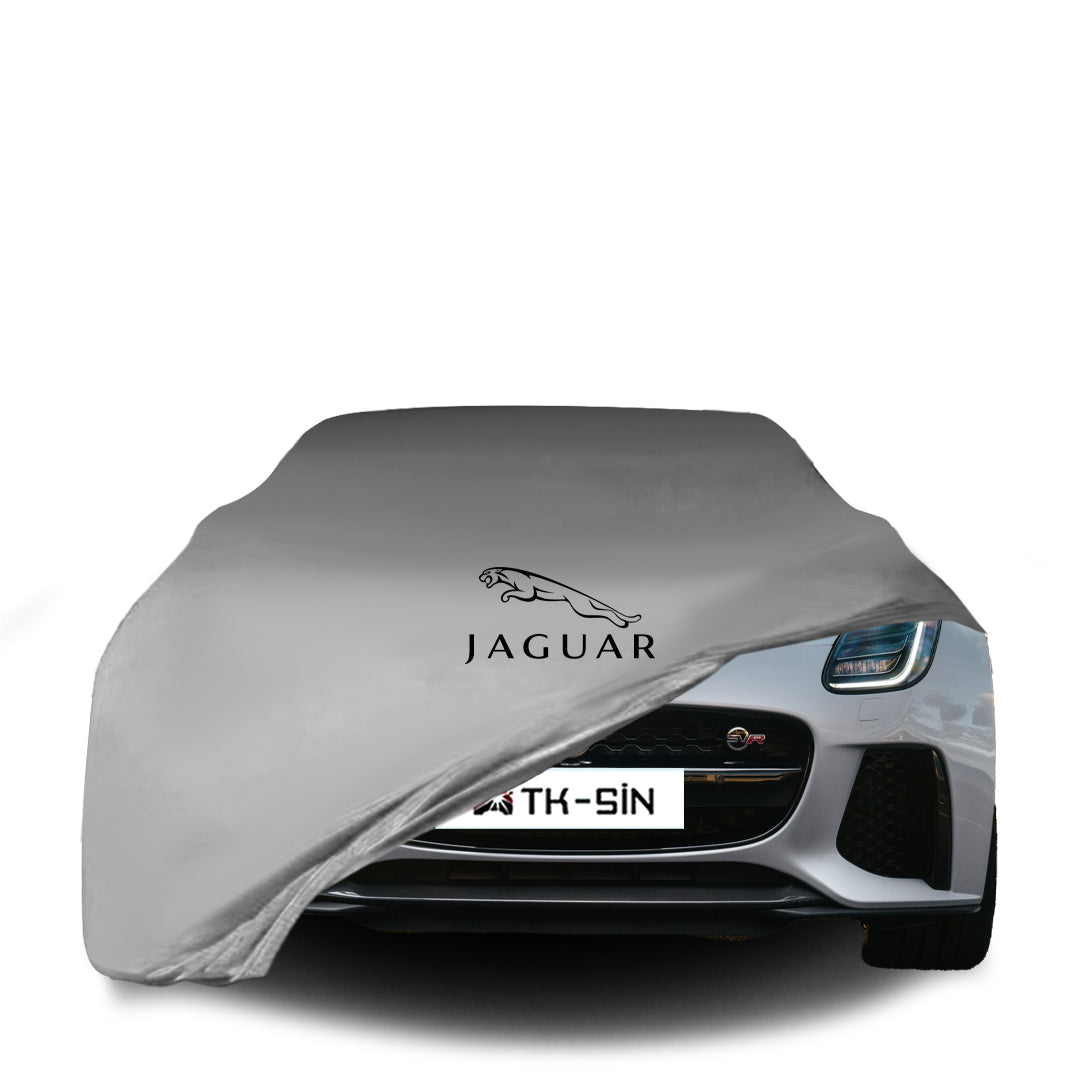Jaguar F-Type mit maßgeschneiderter Indoor-Autoabdeckung in einer Garage in Deutschland