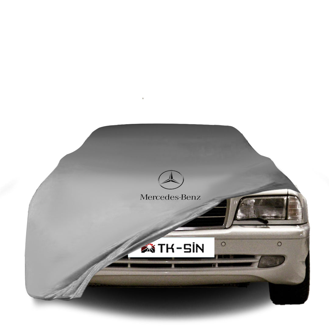 Mercedes-Benz C-Klasse (W202) mit maßgeschneiderter Indoor-Autoabdeckung in einer Garage in Deutschland