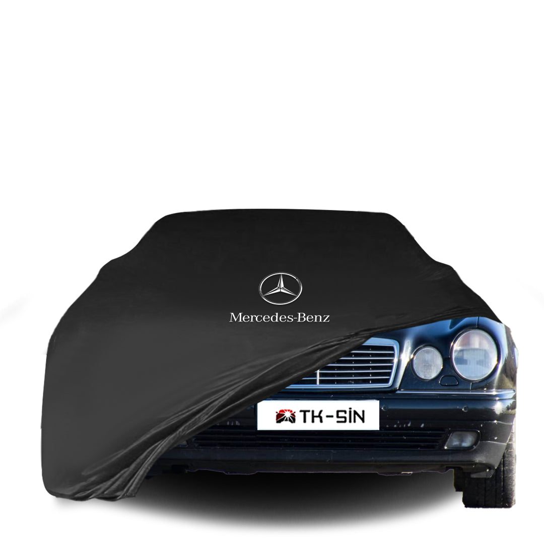 Mercedes-Benz E-Klasse (W210) mit maßgeschneiderter Indoor-Autoabdeckung in einer Garage in Deutschland