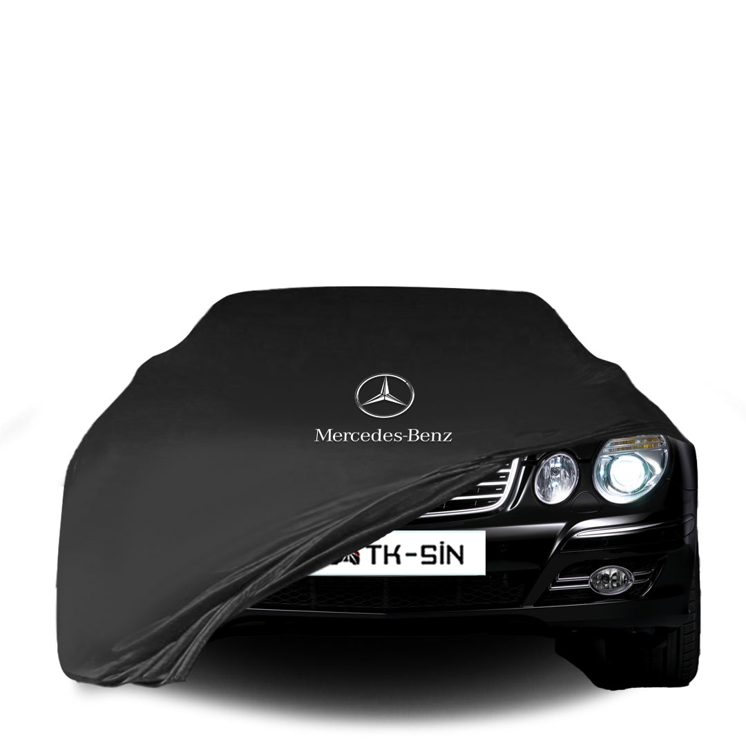 Mercedes-Benz E-Klasse (W211) mit maßgeschneiderter Indoor-Autoabdeckung in einer Garage in Deutschland
