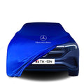 Mercedes-Benz EQA mit maßgeschneiderter Indoor-Autoabdeckung in einer Garage in Deutschland
