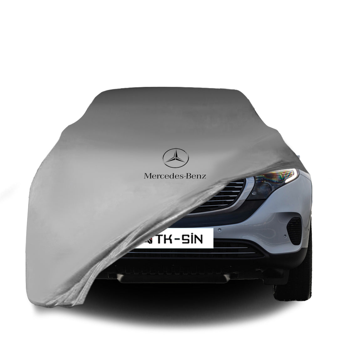 Mercedes-Benz EQC mit maßgeschneiderter Indoor-Autoabdeckung in einer Garage in Deutschland