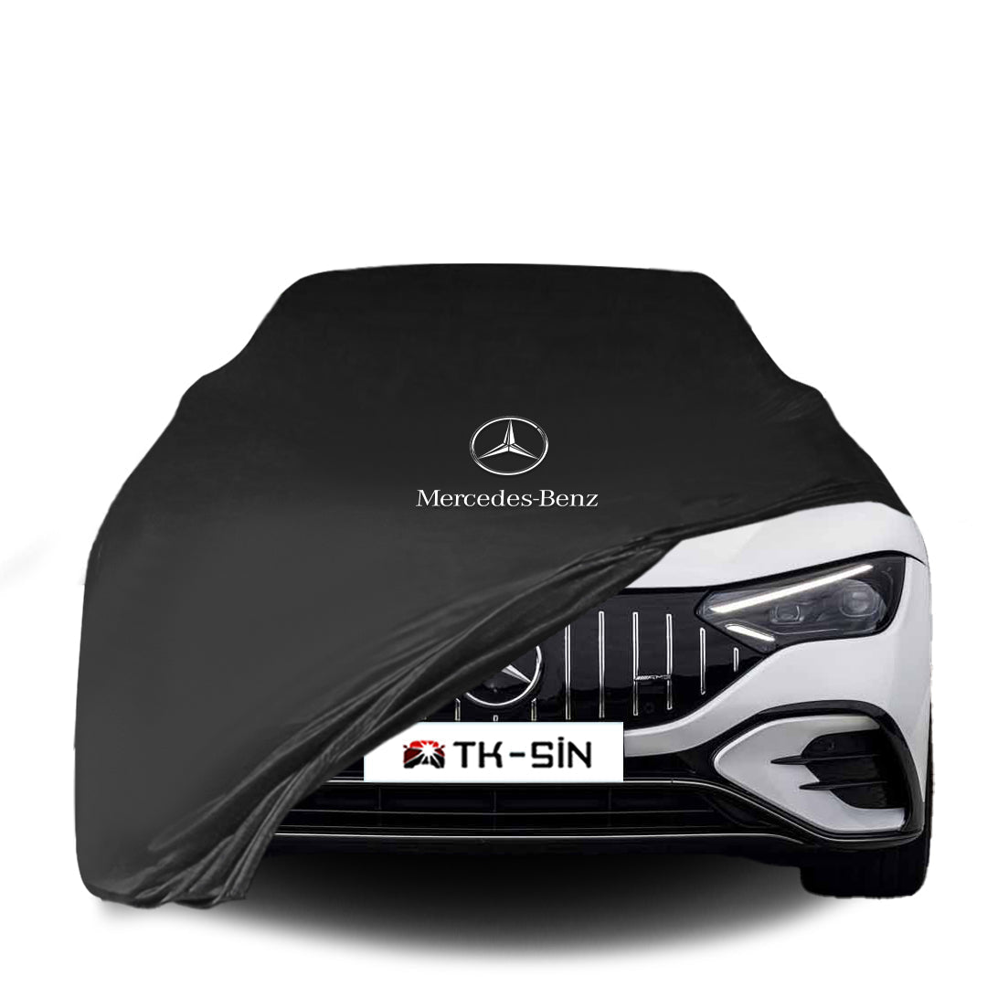 Mercedes-Benz EQE mit maßgeschneiderter Indoor-Autoabdeckung in einer Garage in Deutschland