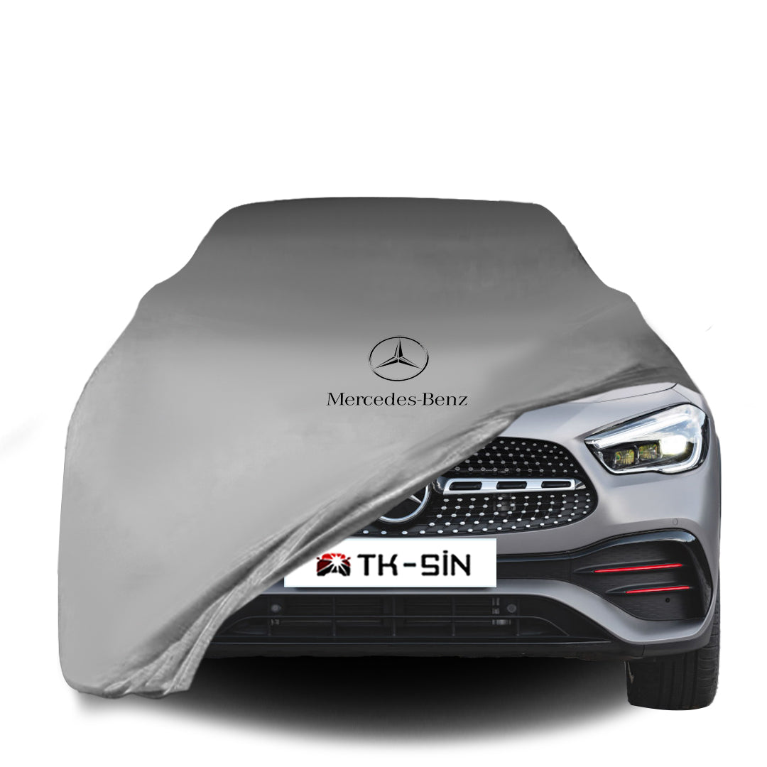 Mercedes-Benz GLA mit maßgeschneiderter Indoor-Autoabdeckung in einer Garage in Deutschland