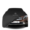 Mercedes-Benz GLA mit maßgeschneiderter Indoor-Autoabdeckung in einer Garage in Deutschland