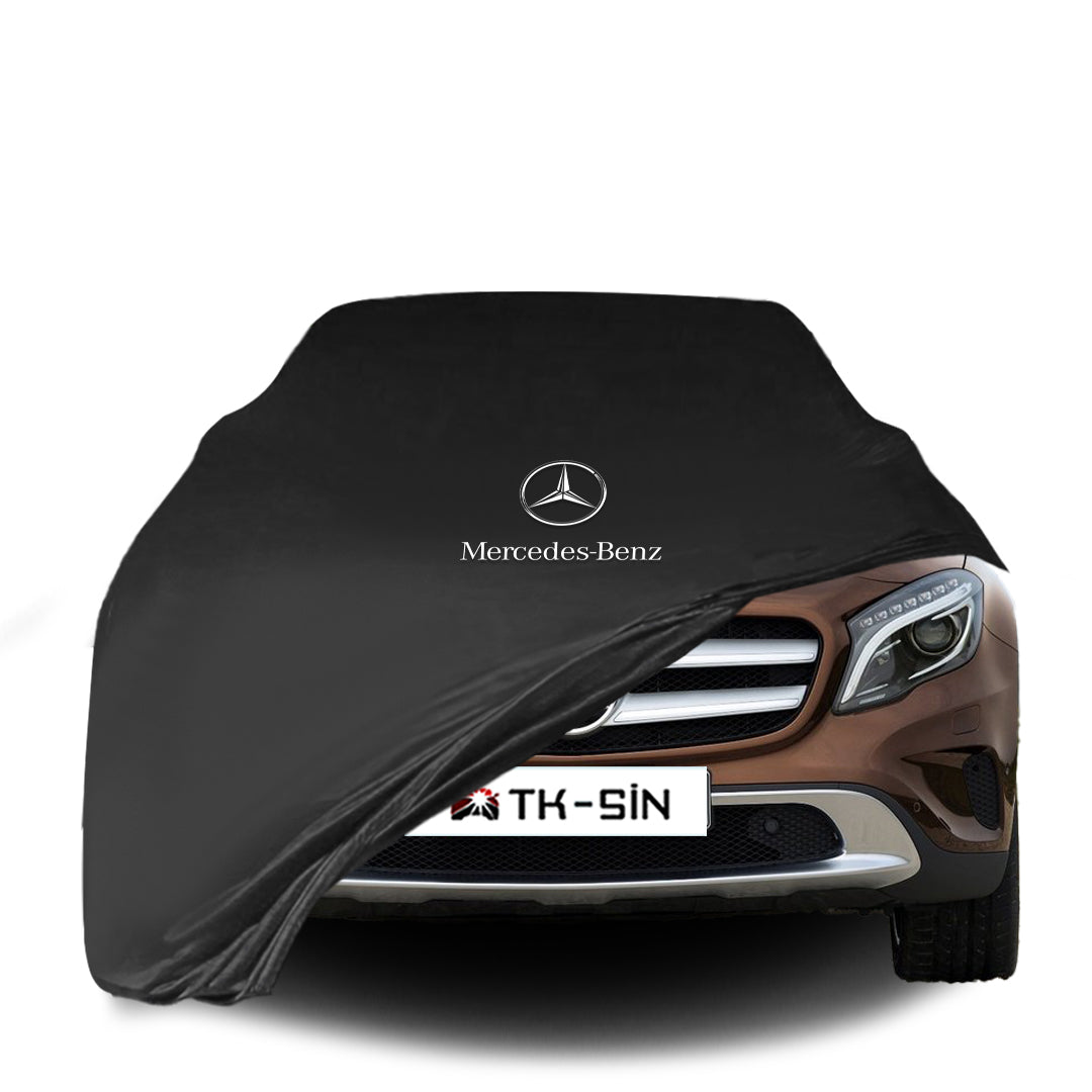 Mercedes-Benz GLA mit maßgeschneiderter Indoor-Autoabdeckung in einer Garage in Deutschland