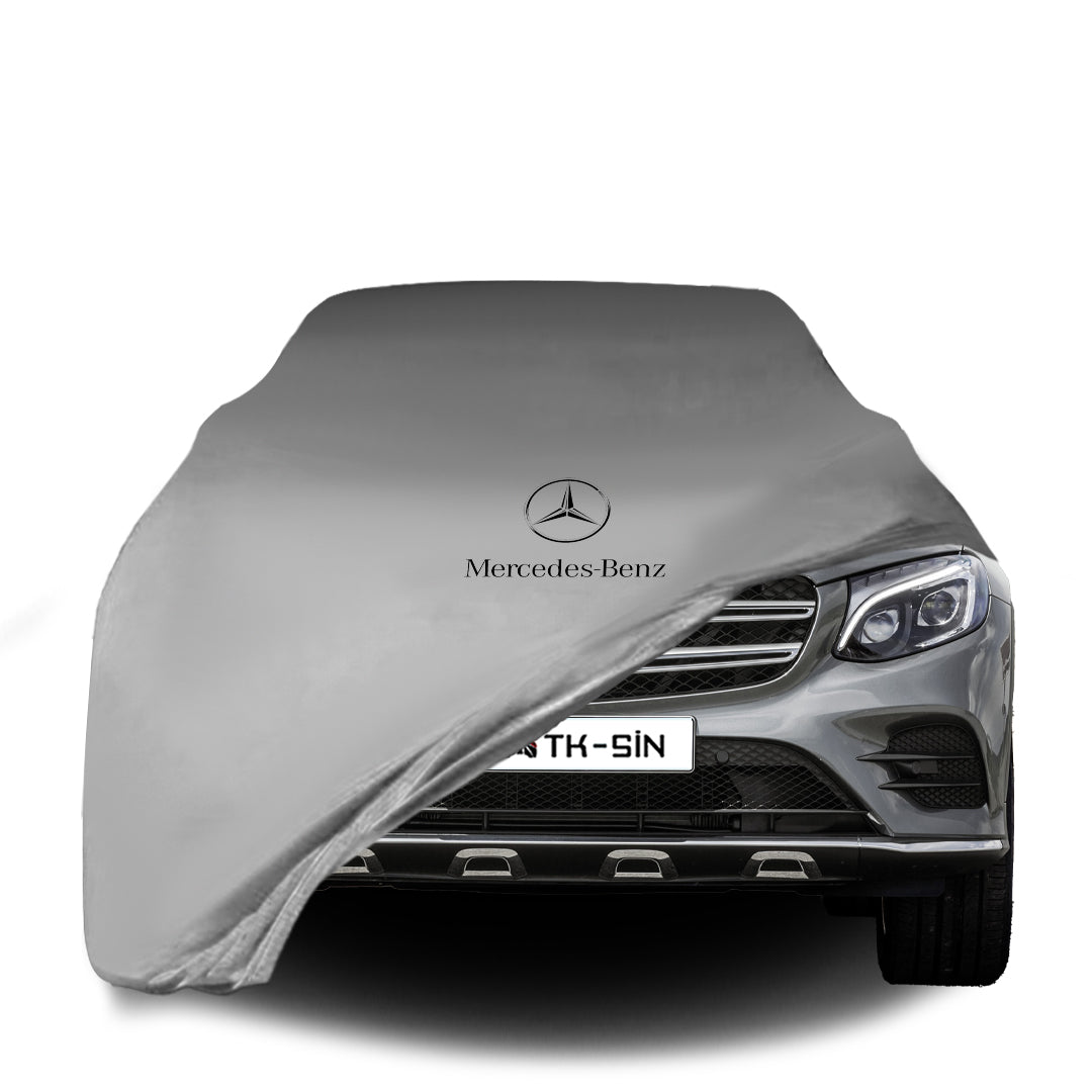 Mercedes-Benz GLC mit maßgeschneiderter Indoor-Autoabdeckung in einer Garage in Deutschland
