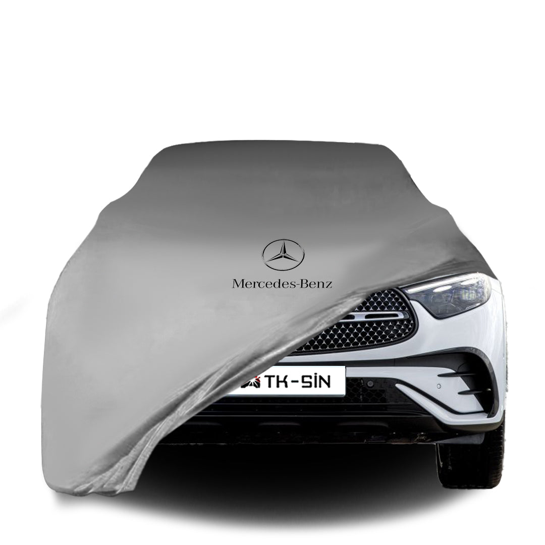 Mercedes-Benz GLC mit maßgeschneiderter Indoor-Autoabdeckung in einer Garage in Deutschland