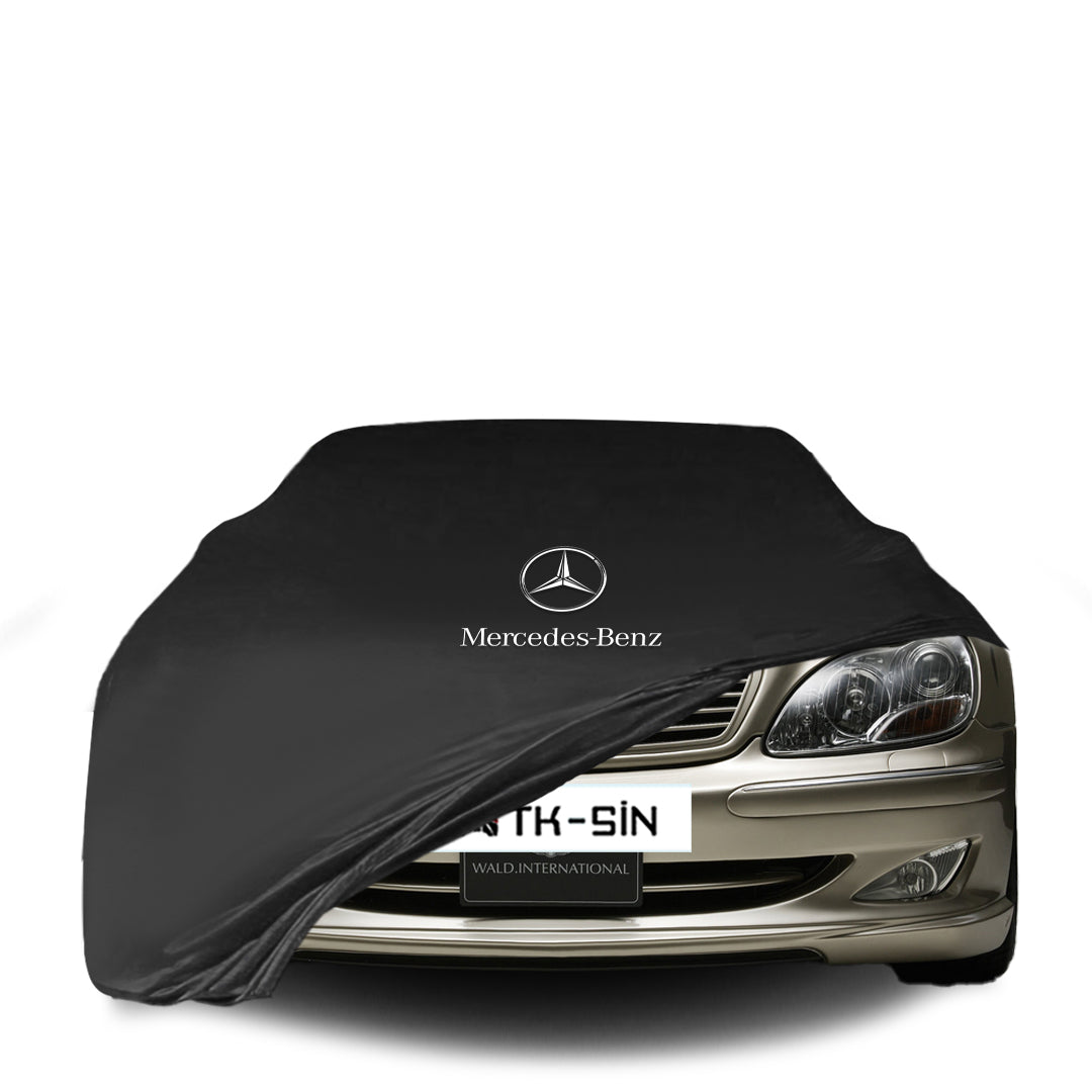 Mercedes-Benz S-Klasse (W220) mit maßgeschneiderter Indoor-Autoabdeckung in einer Garage in Deutschland