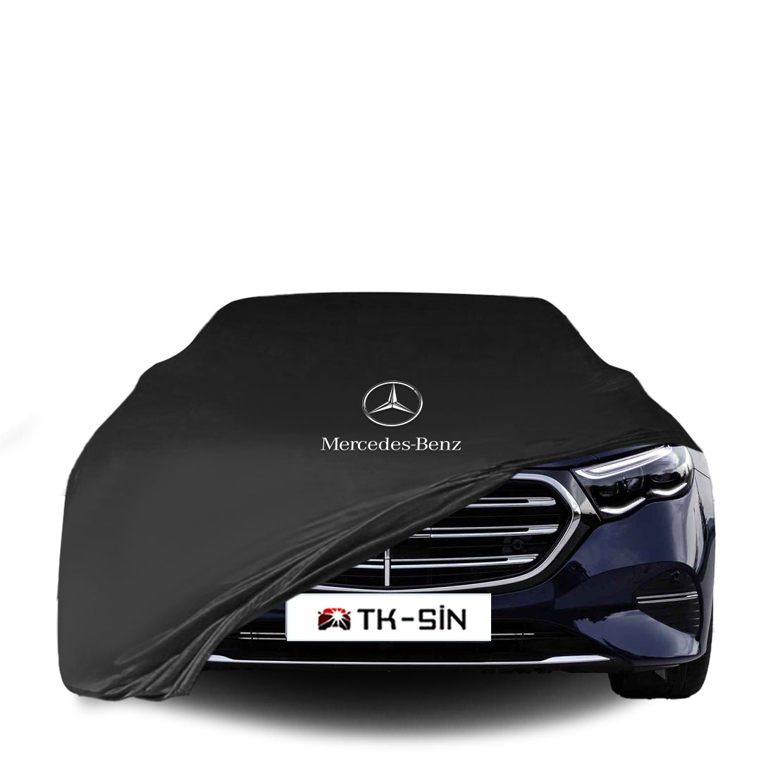 Mercedes-Benz E-Klasse (W214) mit maßgeschneiderter Indoor-Autoabdeckung in einer Garage in Deutschland