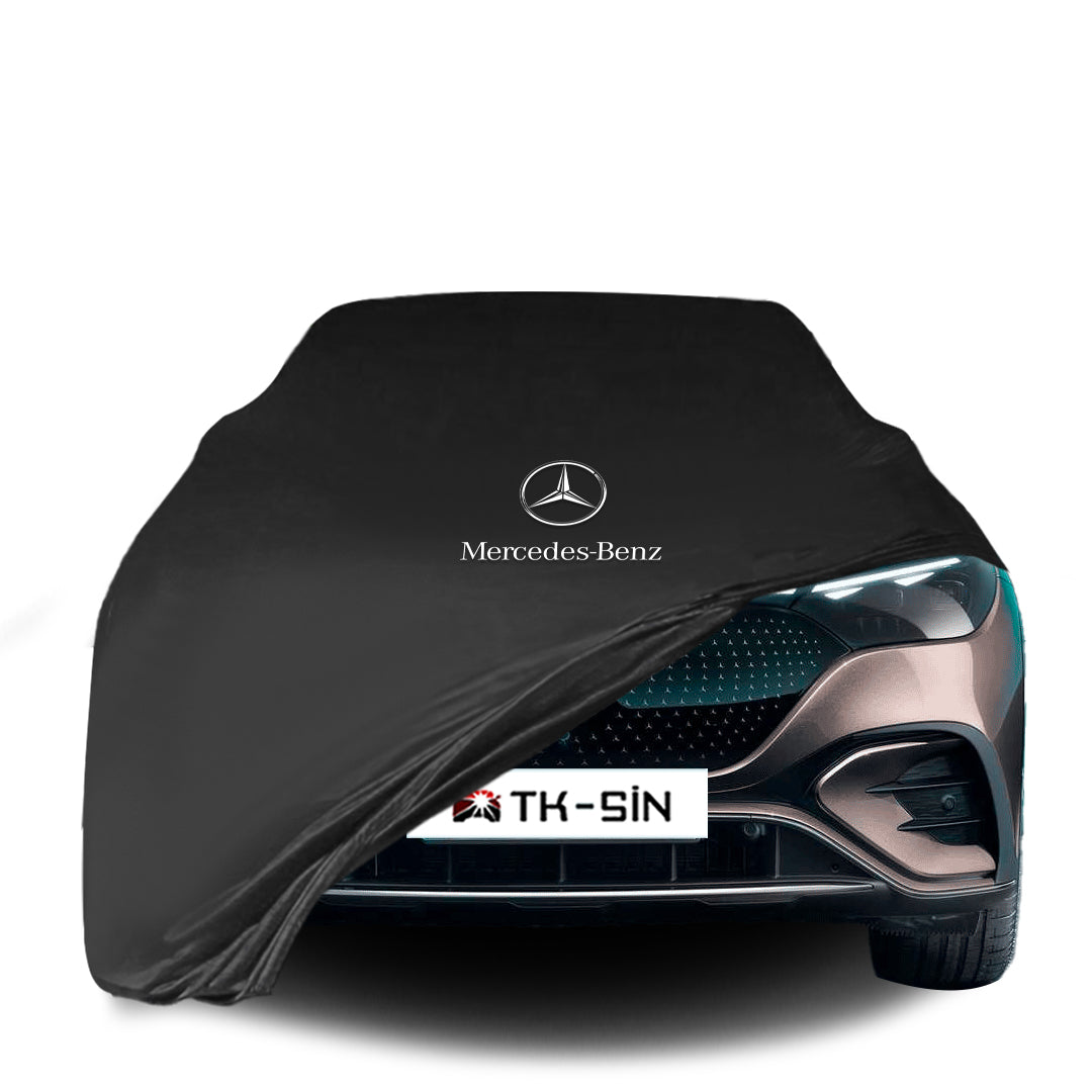 Mercedes-Benz EQE SUV mit maßgeschneiderter Indoor-Autoabdeckung in einer Garage in Deutschland